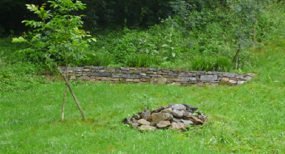 Trockenmauer mit Steinhügel